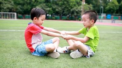 两兄弟在公园里玩