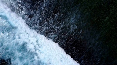 鸟瞰强大的海浪撞击海面