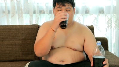亚洲胖子在家喝可乐