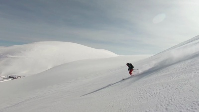 滑雪者在深厚的雪粉中下山