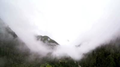 雾从山间流过