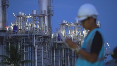 在工业、石油或天然气工厂使用平板电脑的工程师