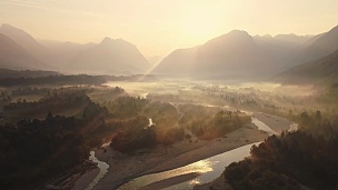 日出时的空中山河