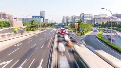 现代城市中心区道路交通繁忙。延时