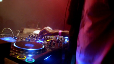 DJ在俱乐部混合音乐
