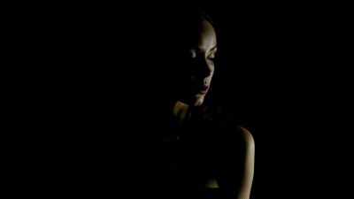 戏剧性光线中的女士
