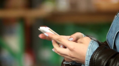 滑动照片视频手机打字短信短信女性的手