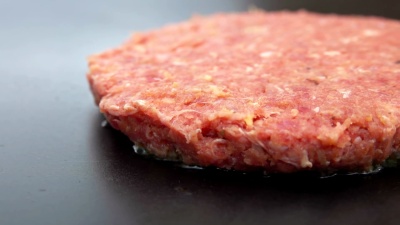 汉堡包肉片在烤架上烧烤