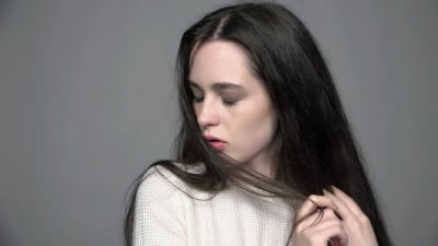 慢动作视频美女年轻黑发女子肖像穿白色时尚女式套头衫