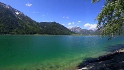 春天，奥地利泰罗尔的亚琛西湖(Lake Aachensee)