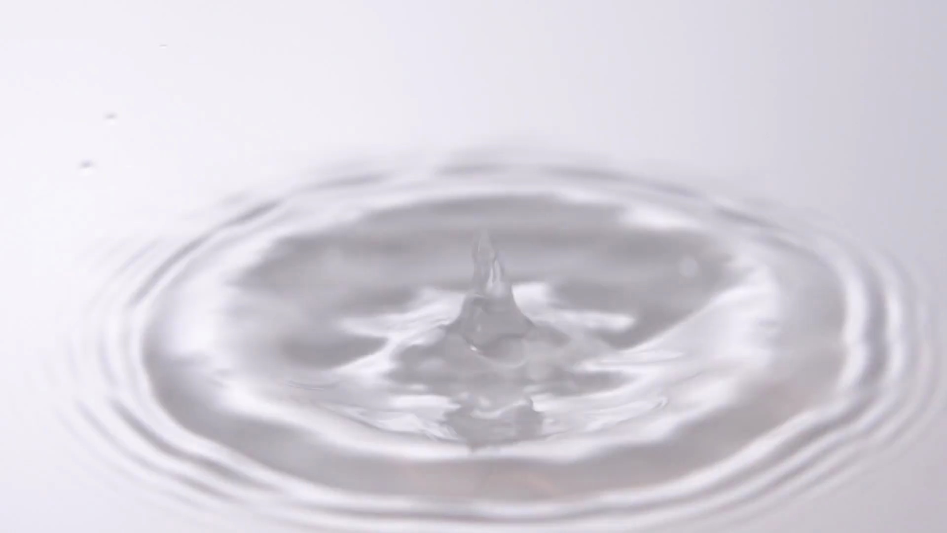 白水上的水滴。