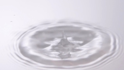 白水上的水滴。