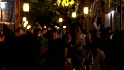 成都夜里挤满了亚洲人的金里街