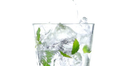 用冰块将苏打水倒入玻璃杯。