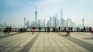 中国，上海 在多云的日子里，游客在外滩欣赏风景的延时摄影，中国上海