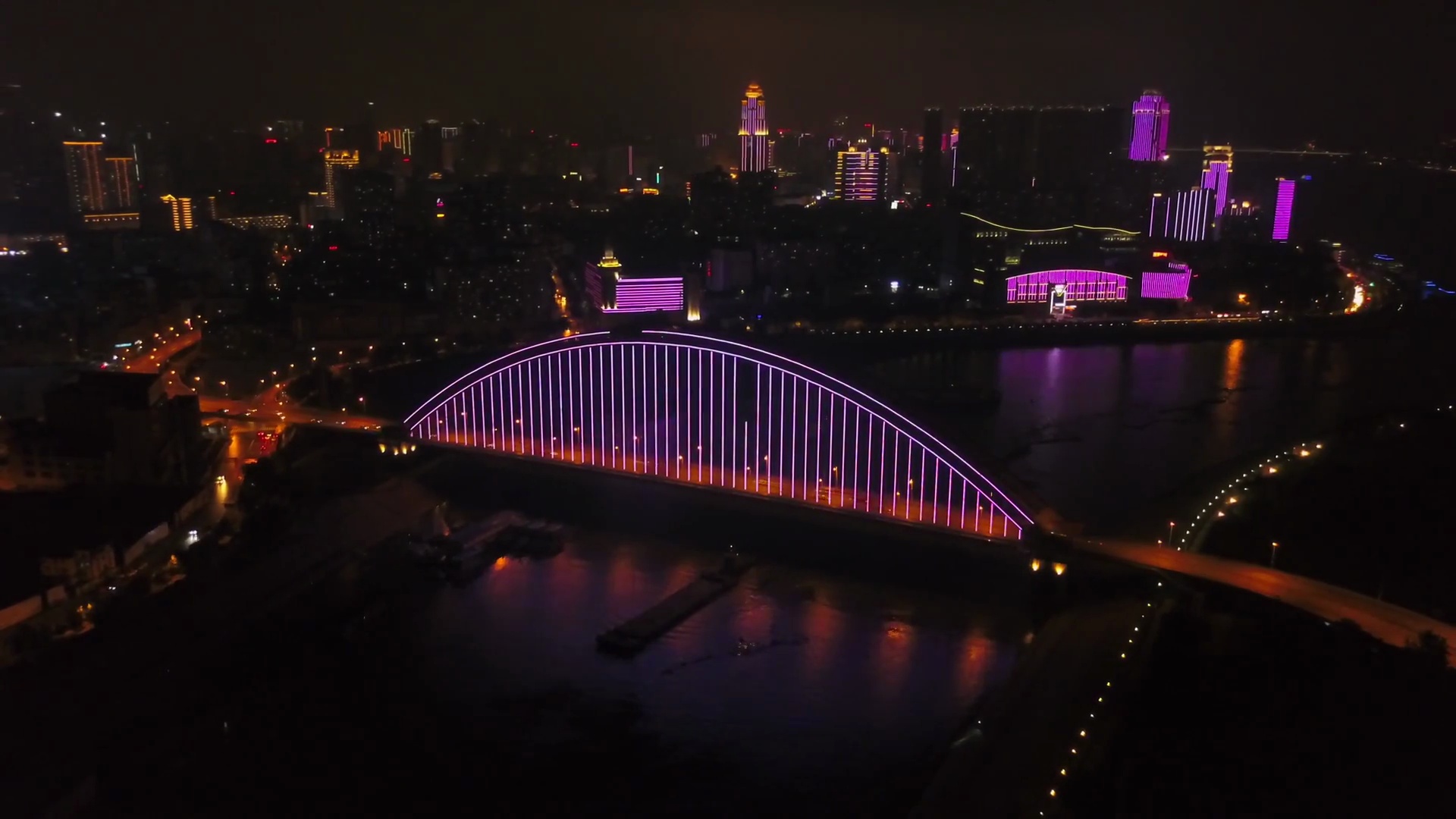 夜晚照亮武汉市滨江宾馆和桥梁空中全景 中国