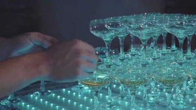 侍者用慢动作制作金字塔玻璃杯，特写镜头