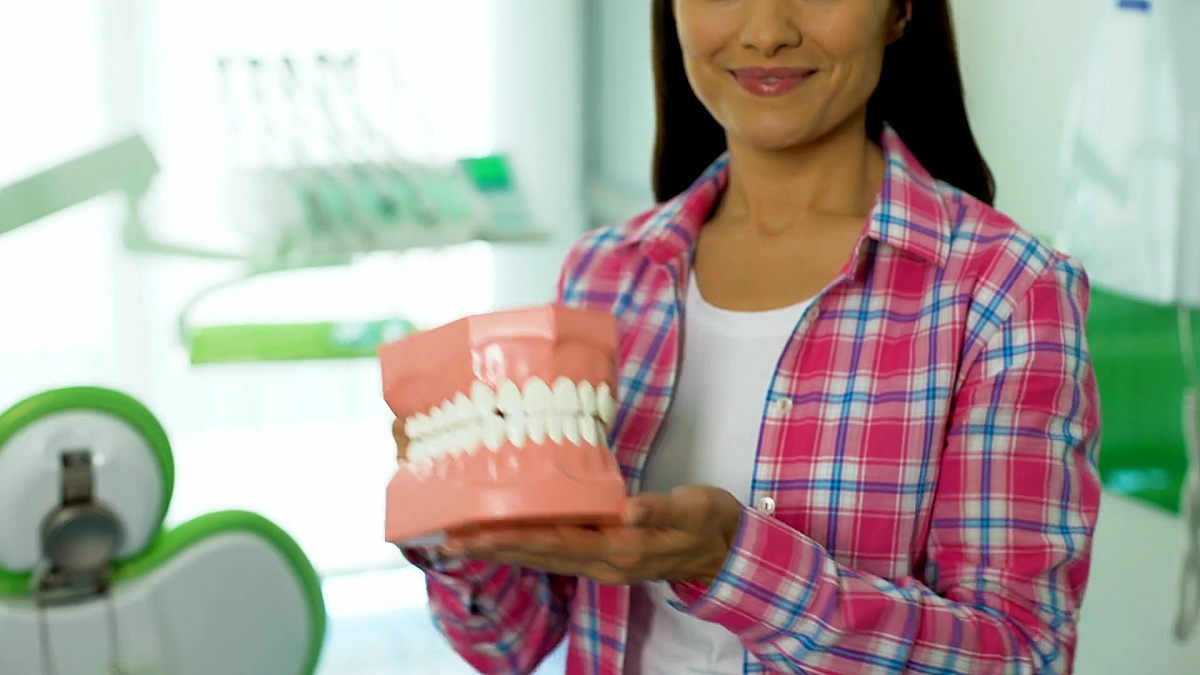 友好的女性展示颌骨3D模型，牙齿护理概念，口腔卫生