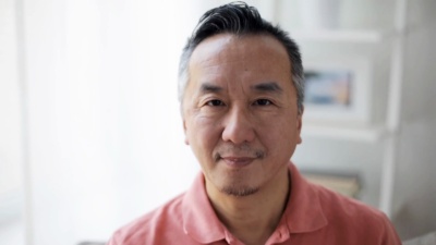 笑容满面的亚洲男子在家中的画像