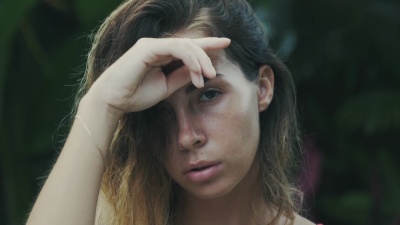 有魅力的女人摆出性感的姿势