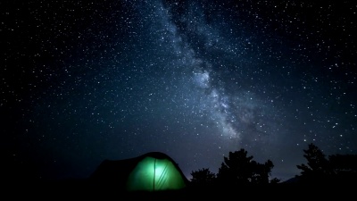 晚上在帐篷上方旋转星星。延时