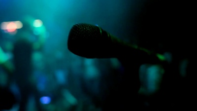 麦克风在舞台上的音乐会表演与夜生活