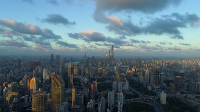 无人机拍摄  鸟瞰上海天际线在戏剧性的日落。