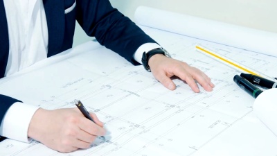 建筑师处理带有平面图和建筑构造的表