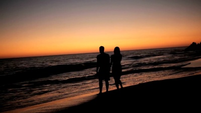夕阳下散步的情侣