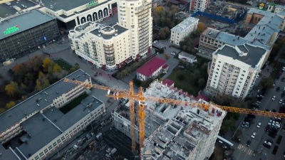 新的高层建筑正在建设中。视频。城市公寓楼建筑的顶视图