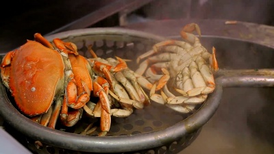 用大锅煮螃蟹
