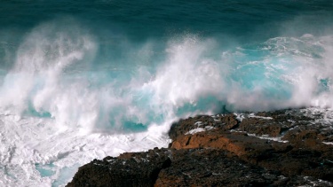 海浪在岩石上破碎