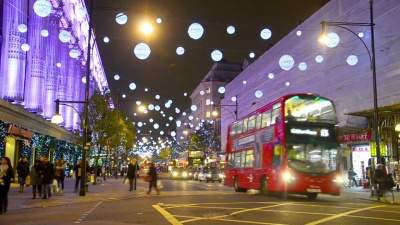 英国伦敦。牛津街是英国伦敦西区威斯敏斯特市的一条主要大道。牛津街有548家商店，是欧洲最繁忙的购物街
