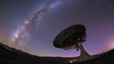  银河系之夜时光流逝巨型卫星碟子