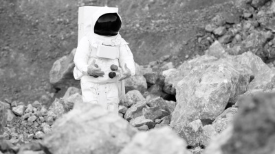 宇航员在岩石火星上