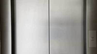 人工按钮和电梯门打开