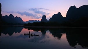 早上钓鱼的渔民，中国广西桂林市阳朔漓江