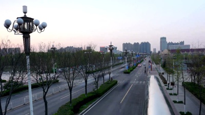 晚上城市街道交通头顶。 