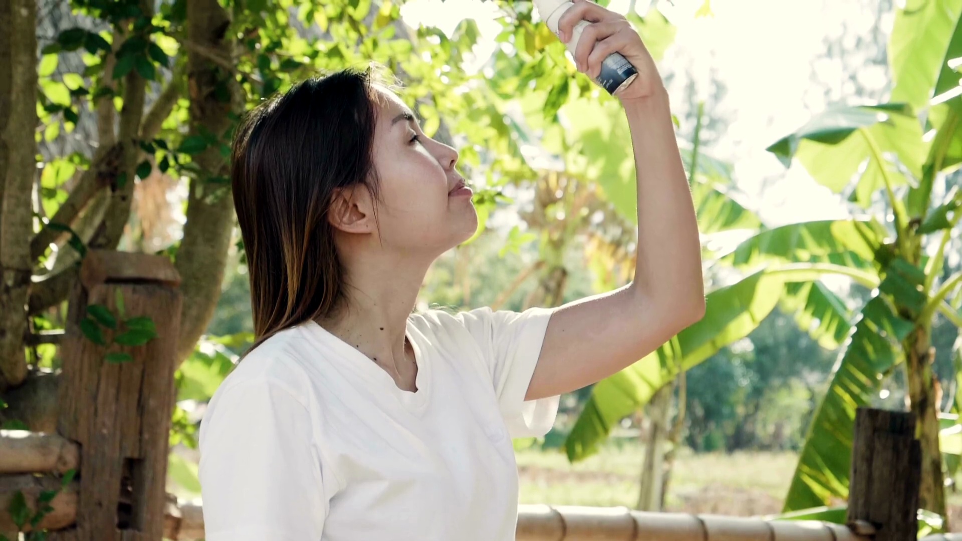 慢动作 女人涂抹香水