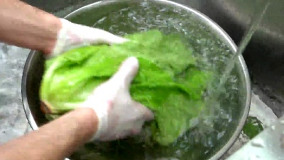 男性洗手生菜。