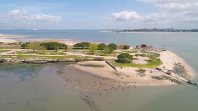 在靠近城市的海滩上飞越半岛的航班