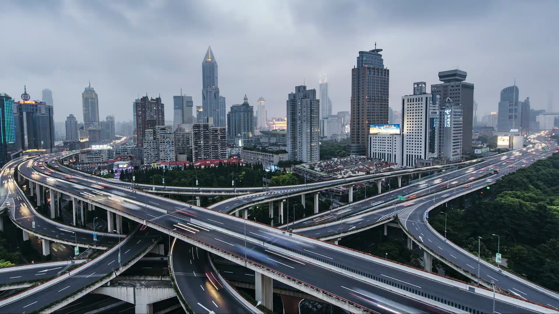 T/L WS HA PAN高峰时间交通在多条公路和立交桥上，日夜转换/中国上海