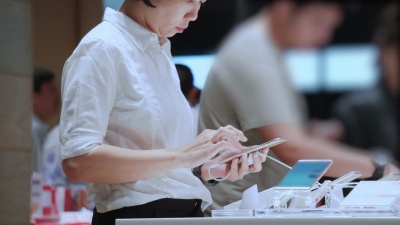 在手机店寻找智能手机的客户