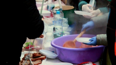 为穷人提供户外食物，冬天冷热的饭菜冒着水泡