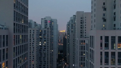在建筑物之间穿行