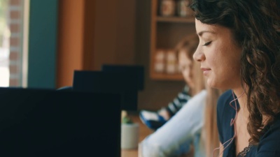 年轻女子正在喝一杯水