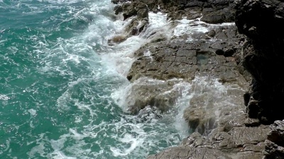 风暴浪撞击岸上，特写慢动作。