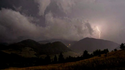 夜间风暴与强大的闪电延时摄影。雨云。二合一序列