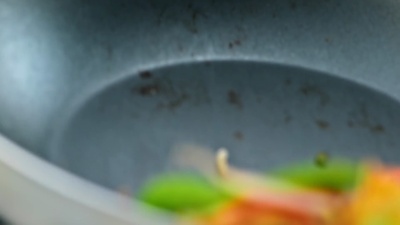 Sloo Mo摇动平底锅炒虾