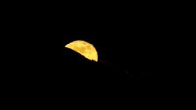 从山后升起的满月(或超级月亮)的夜晚时间